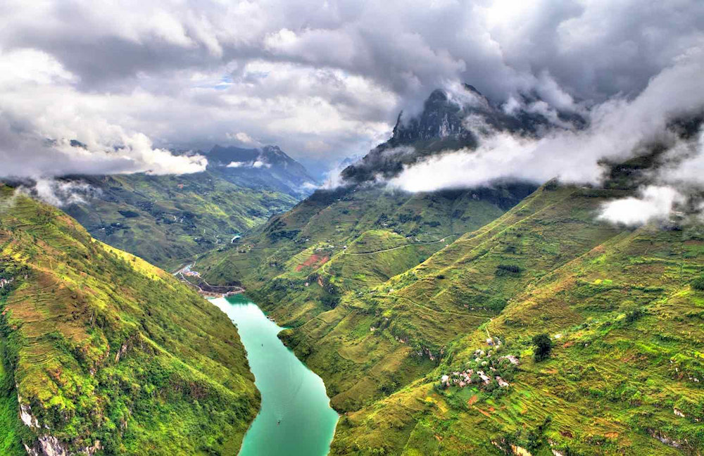 Ma Pi Leng Pass offers panoramic views over the Nho Que River, making it one of the most visually striking mountain passes in Vietnam